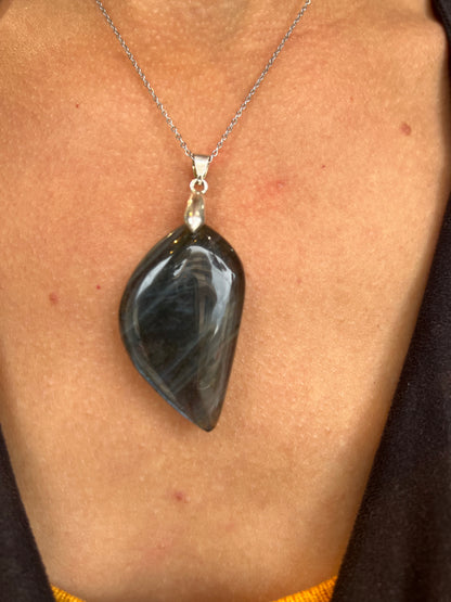 Collier Labradorite Naturelle & Acier Argenté – Protection, Intuition et Élégance