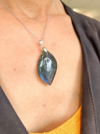 Collier Labradorite Naturelle & Acier Argenté – Protection, Intuition et Élégance