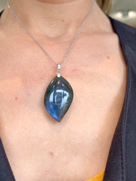 Collier Labradorite Naturelle & Acier Argenté – Protection, Intuition et Élégance