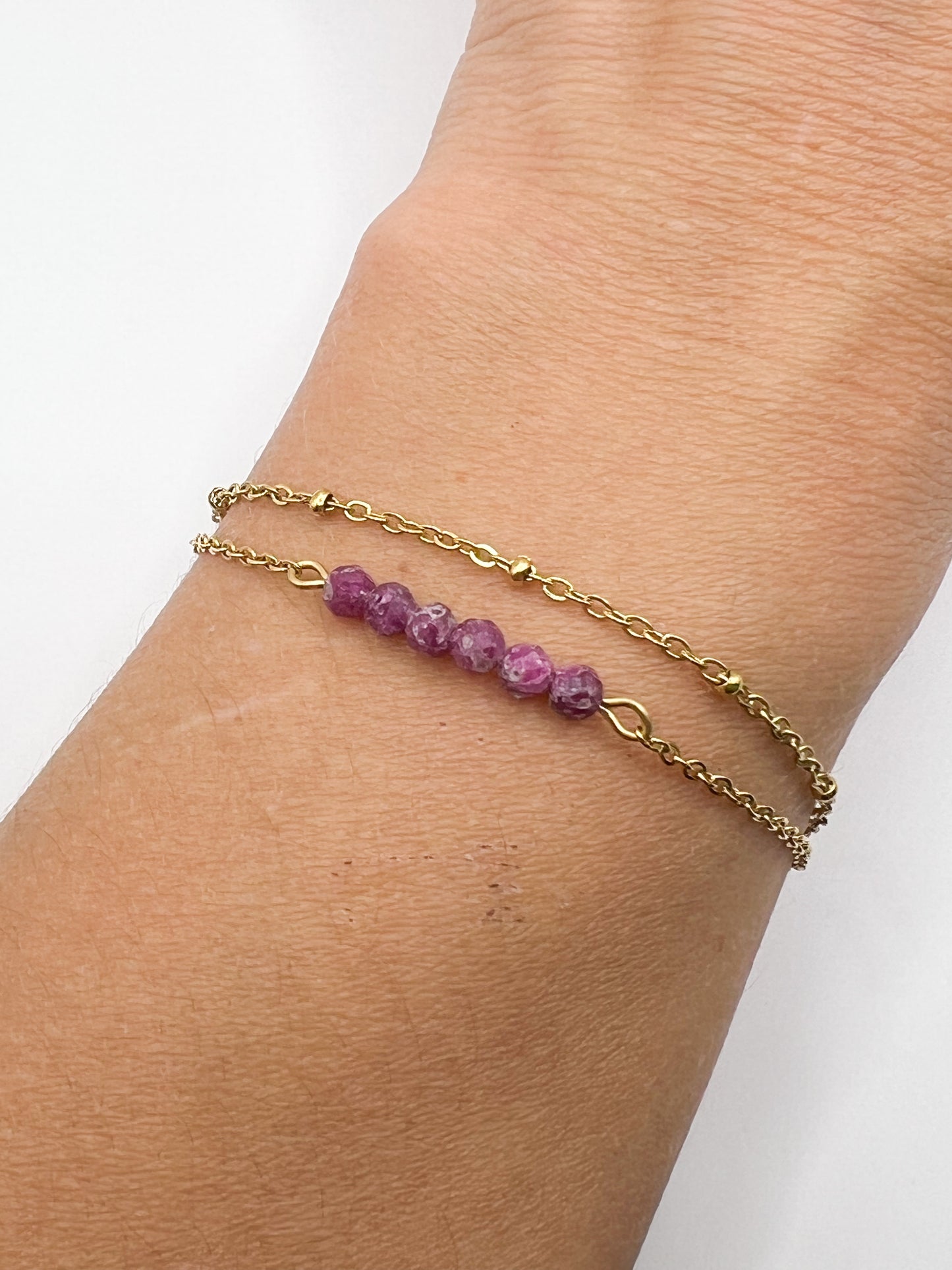 Bracelet Rubis Double Rang en Acier Inoxydable Doré – Amour, Énergie & Élégance