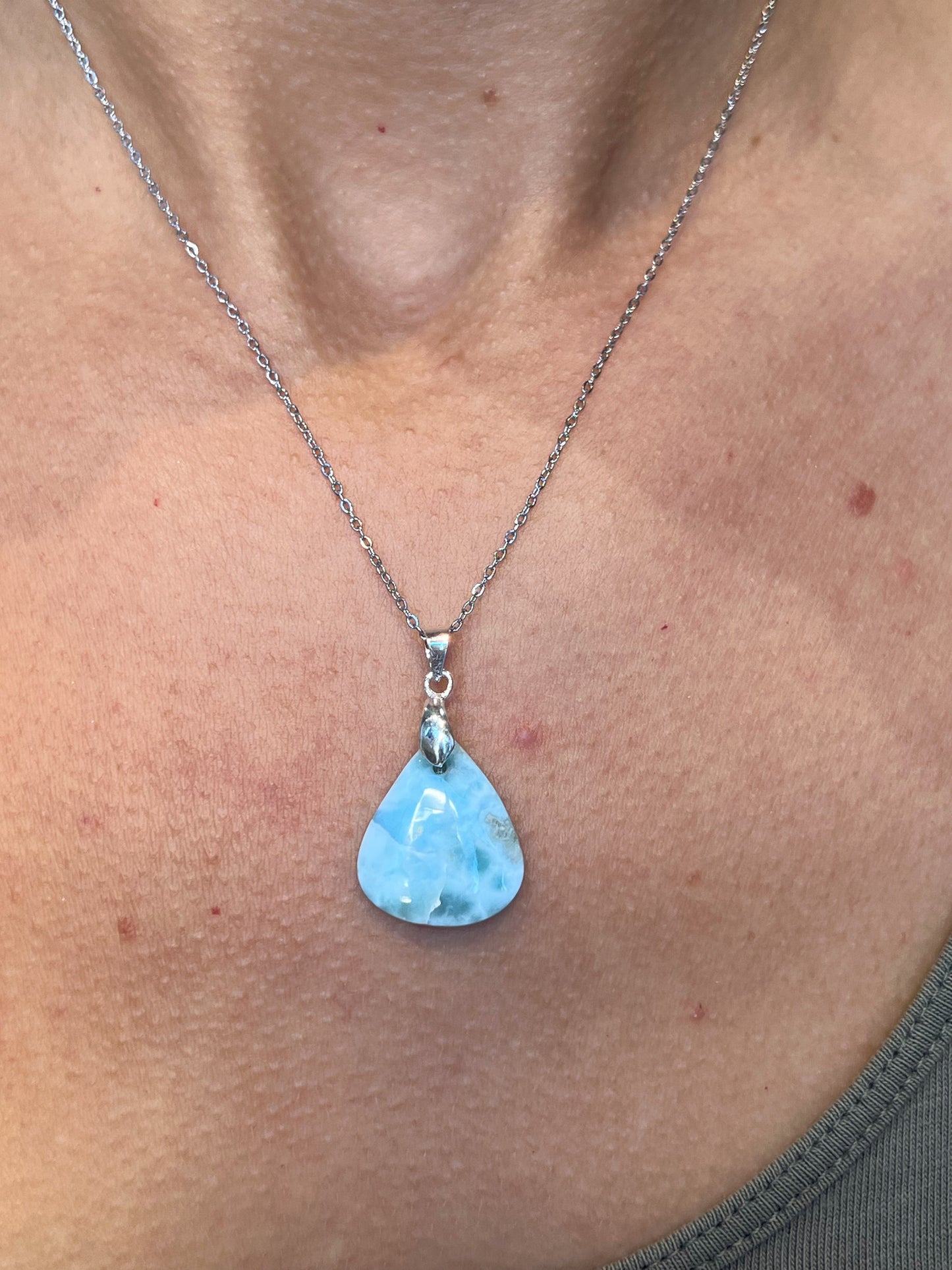 Collier en Larimar Naturel – Pierre Bleue Apaisante et Énergétique