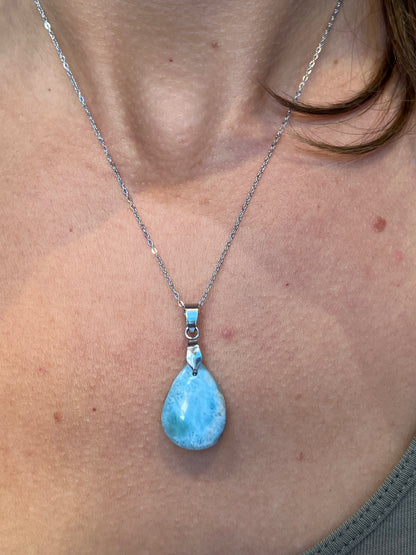 Collier Larimar en Acier Argenté – Pierre Apaisante & Énergie de la Mer des Caraïbes