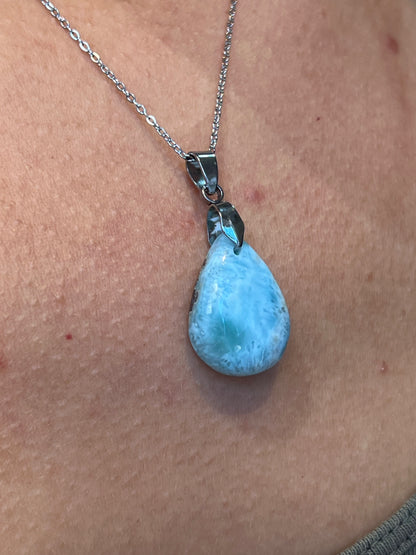 Collier Larimar en Acier Argenté – Pierre Apaisante & Énergie de la Mer des Caraïbes