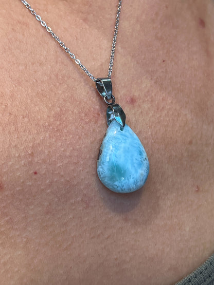 Collier Larimar en Acier Argenté – Pierre Apaisante & Énergie de la Mer des Caraïbes