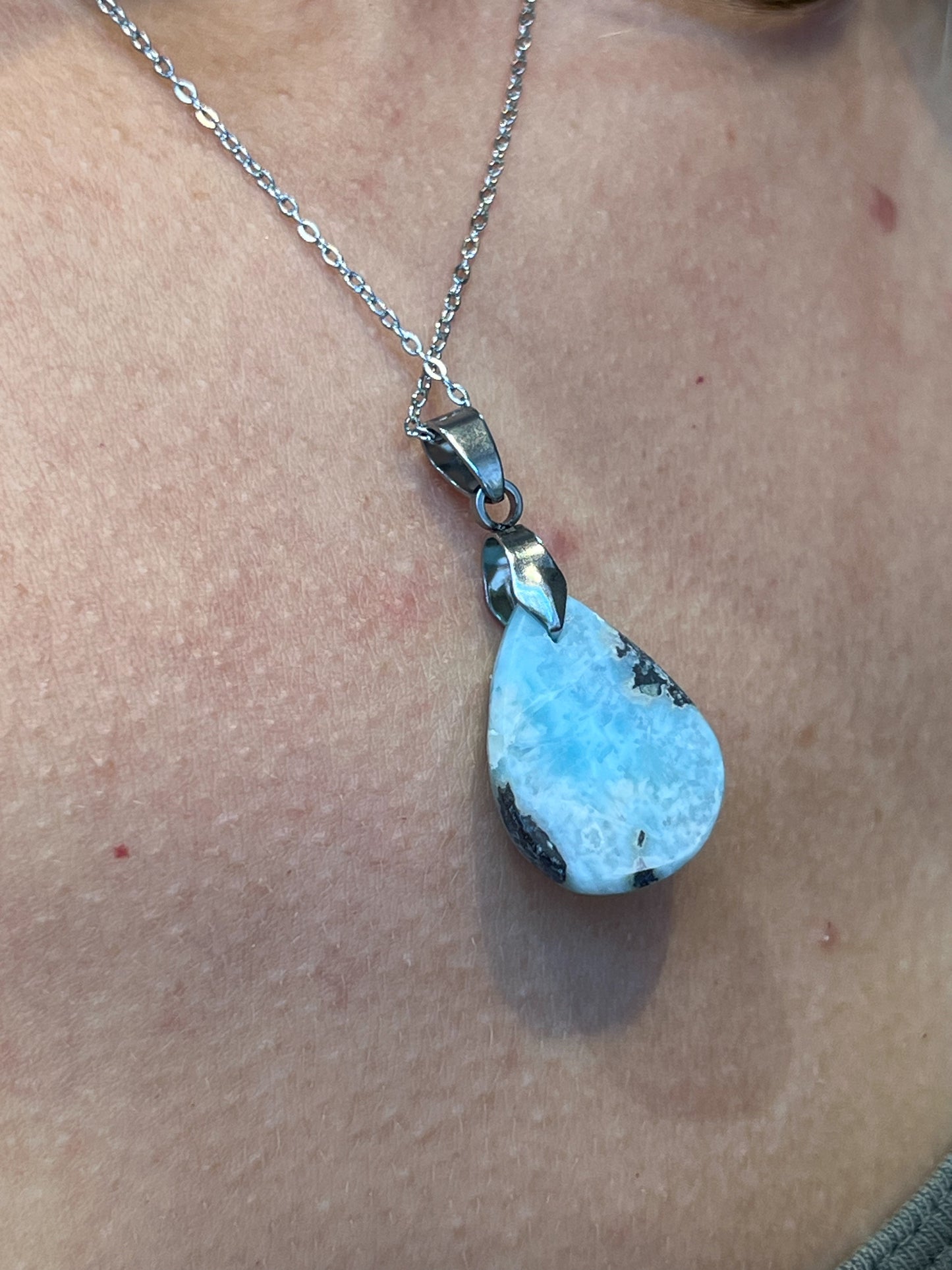 Collier Larimar en Acier Argenté – Pierre Apaisante & Énergie de la Mer des Caraïbes