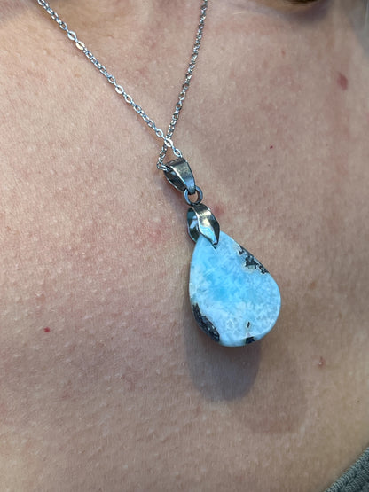 Collier Larimar en Acier Argenté – Pierre Apaisante & Énergie de la Mer des Caraïbes