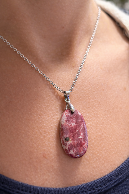 Collier en Thulite naturelle & acier inoxydable argenté – Bijou bien-être, confiance en soi & énergie du cœur