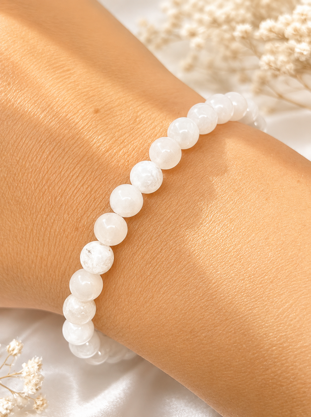 Bracelet Pierre de Lune 6mm : Bienfaits Émotionnels et Élégance Discrète
