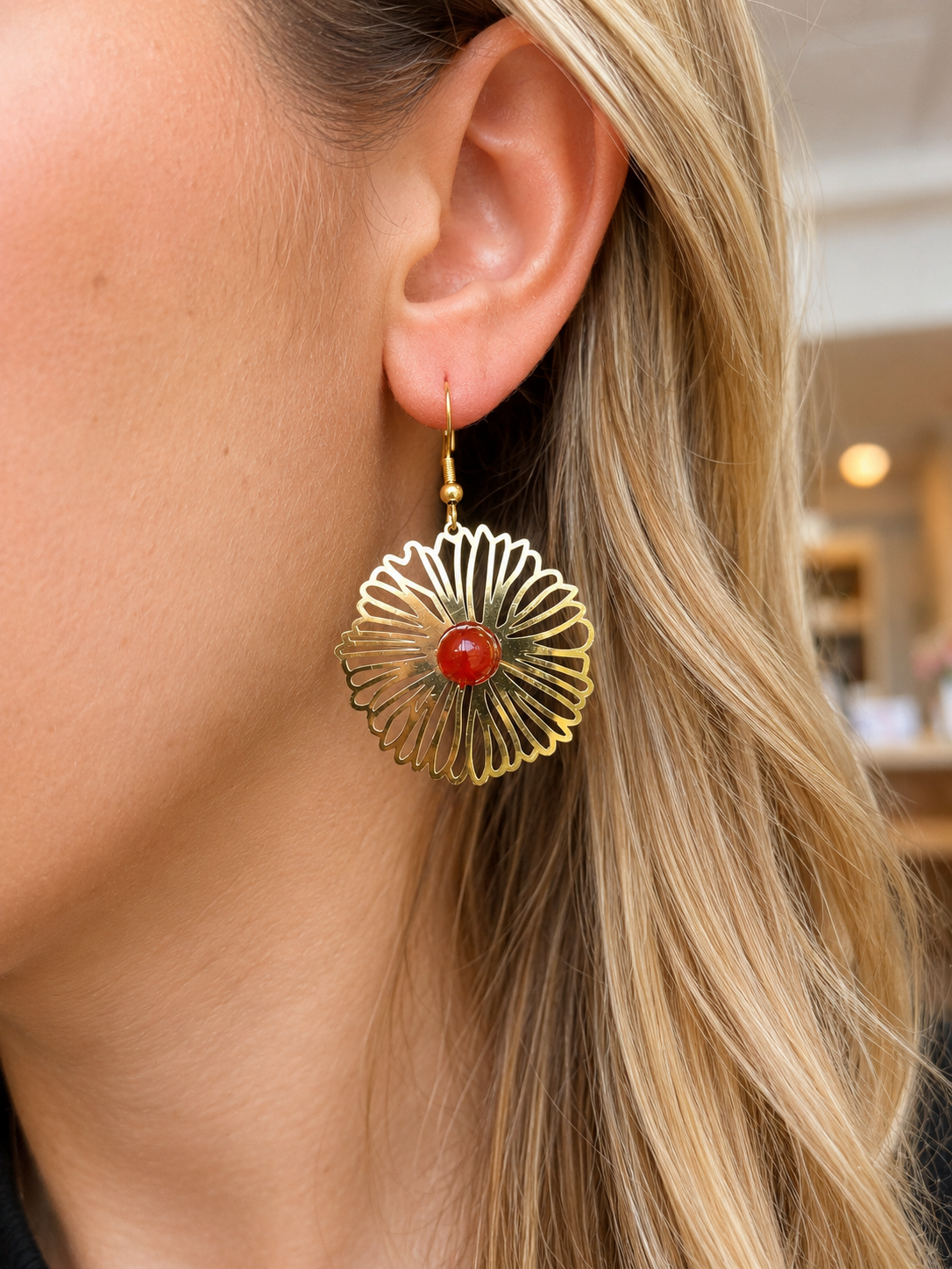 Boucles d’oreilles fleur en cornaline – acier inoxydable doré, bijou féminin et élégant