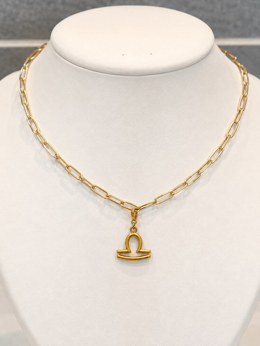 Charm Balance Doré en Acier Inoxydable – Signe Astrologique Femme