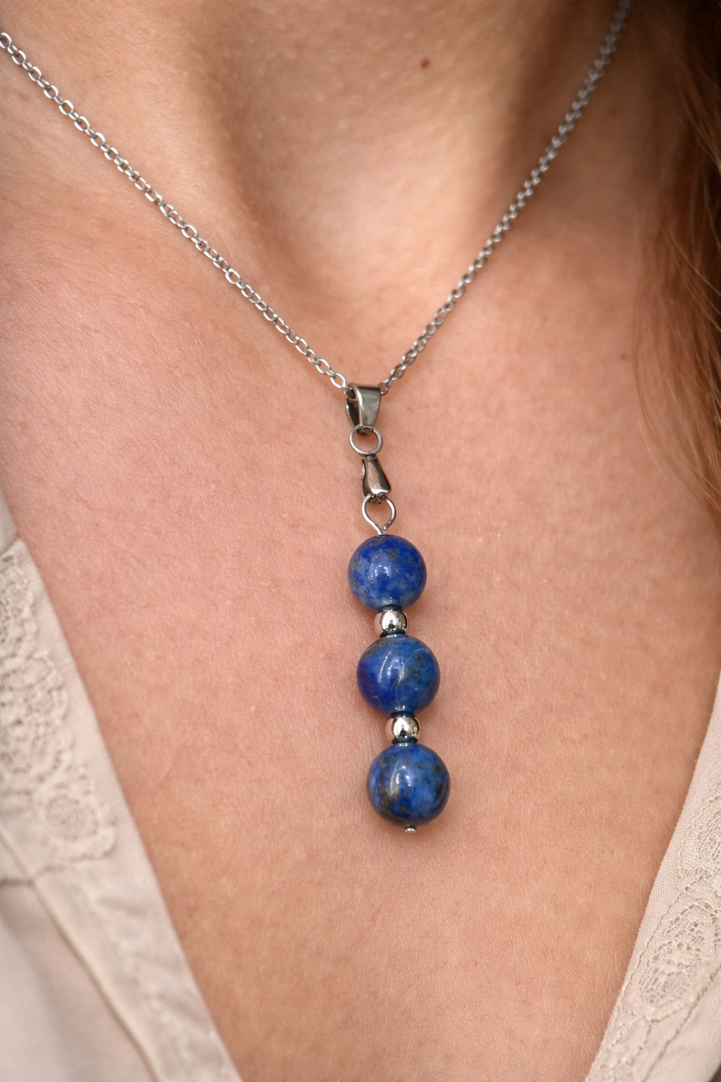Collier en lapis-lazuli et acier argenté – collier femme pierre naturelle bleu – bijou protection, anti-stress et bien-être