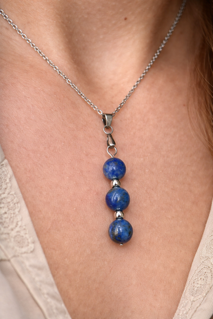 Collier en lapis-lazuli et acier argenté – collier femme pierre naturelle bleu – bijou protection, anti-stress et bien-être