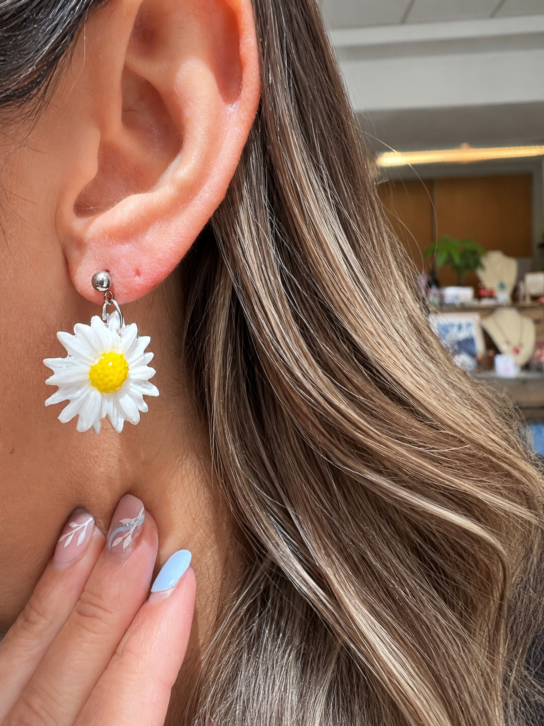 Boucles d’oreilles marguerite en pâte polymère – bijoux floraux légers faits main, style bohème et printanier