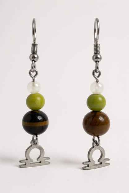 Boucles d’Oreilles Balance en Pierres Naturelles – Bijou Astrologique en Acier Argenté