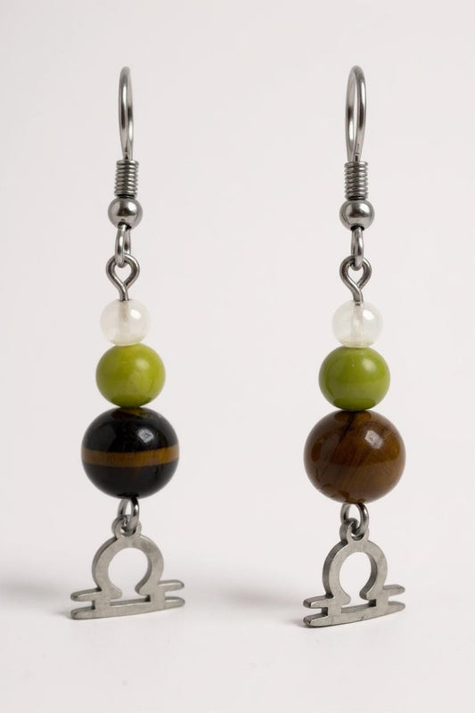 Boucles d’Oreilles Balance en Pierres Naturelles – Bijou Astrologique en Acier Argenté