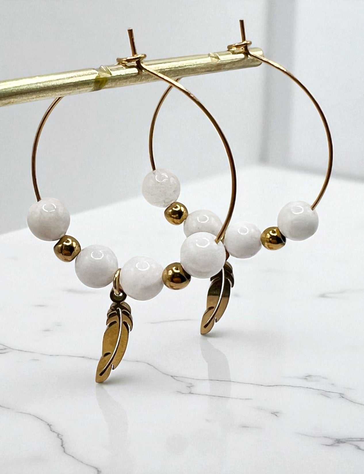 Boucles d’Oreilles Pierre de Lune Naturelle & Acier Doré – Intuition & Féminité