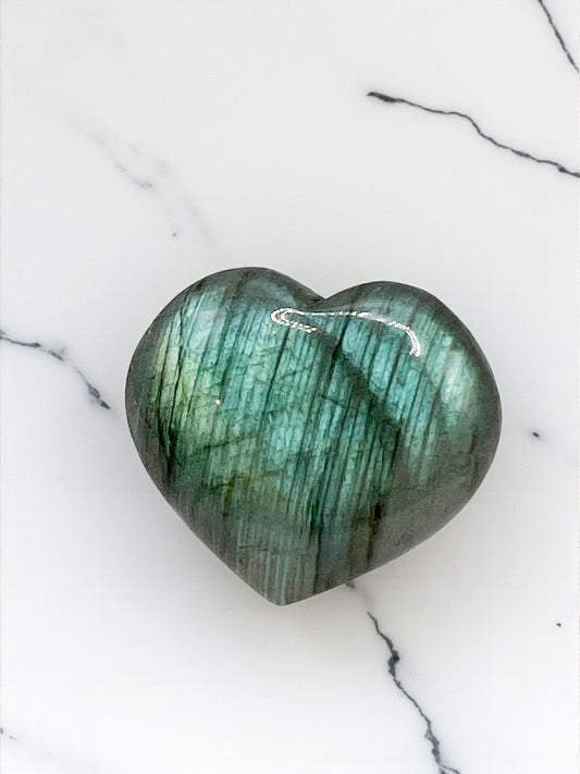 Cœur en Labradorite Naturelle – Pierre de Protection & Bouclier Énergétique