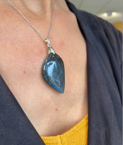 Collier Labradorite Naturelle & Acier Argenté – Protection, Intuition et Élégance