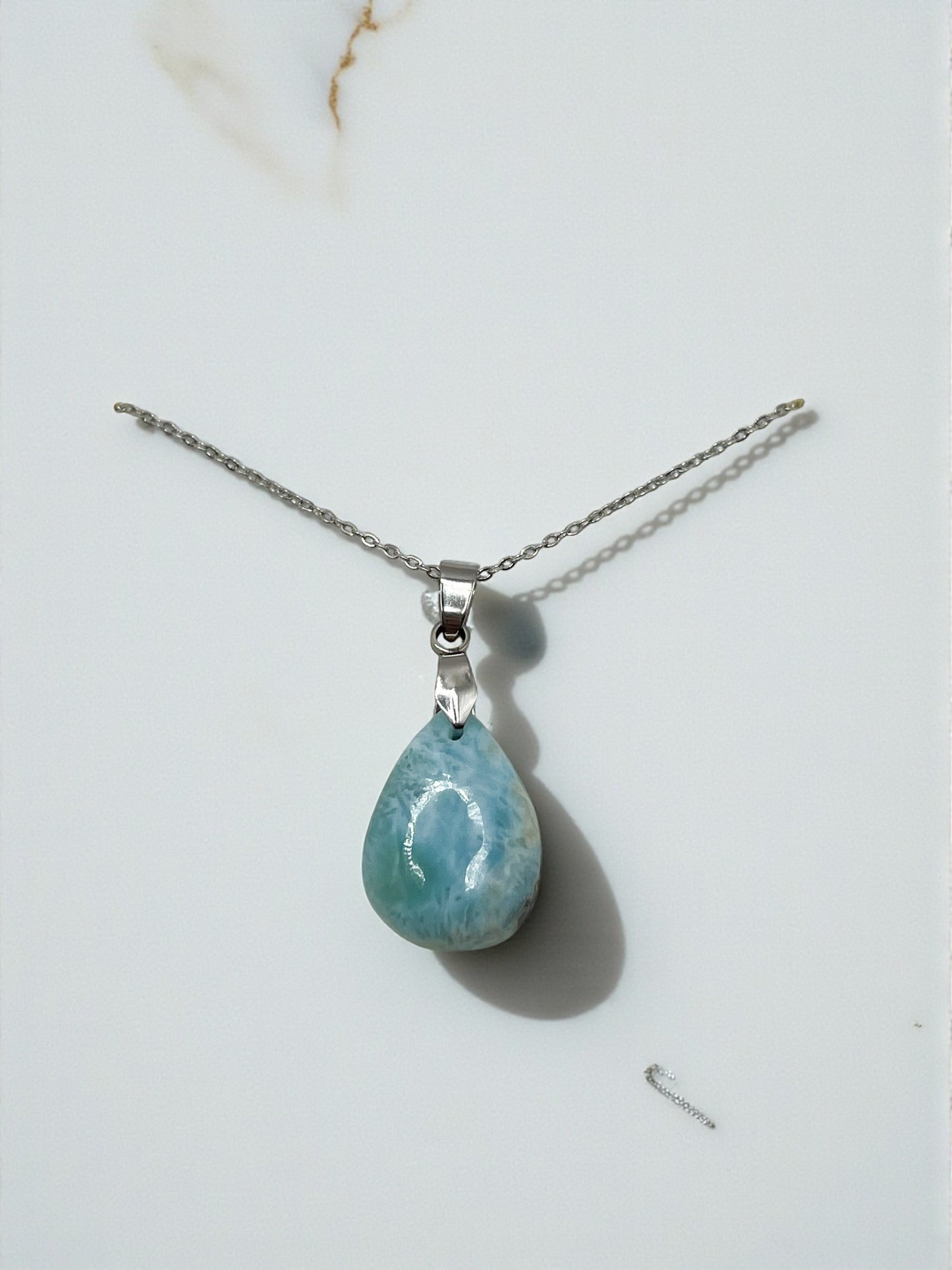 Collier Larimar en Acier Argenté – Pierre Apaisante & Énergie de la Mer des Caraïbes