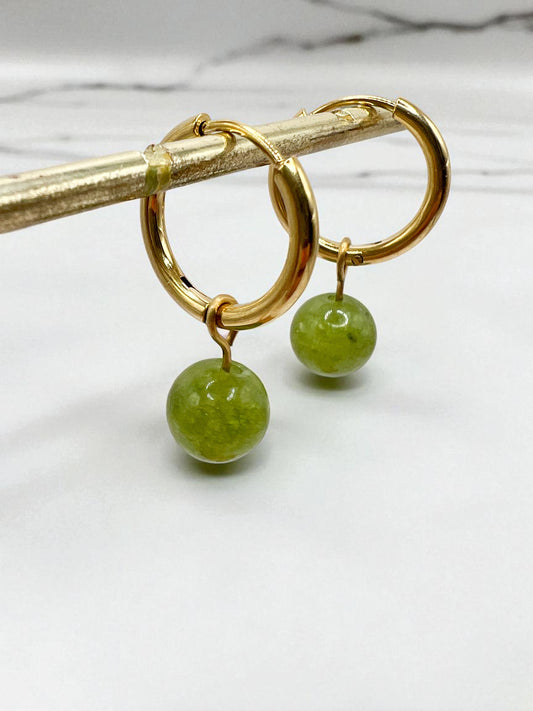 Boucles d’Oreilles Péridot Naturel – Minis Créoles Dorées Énergie Positive