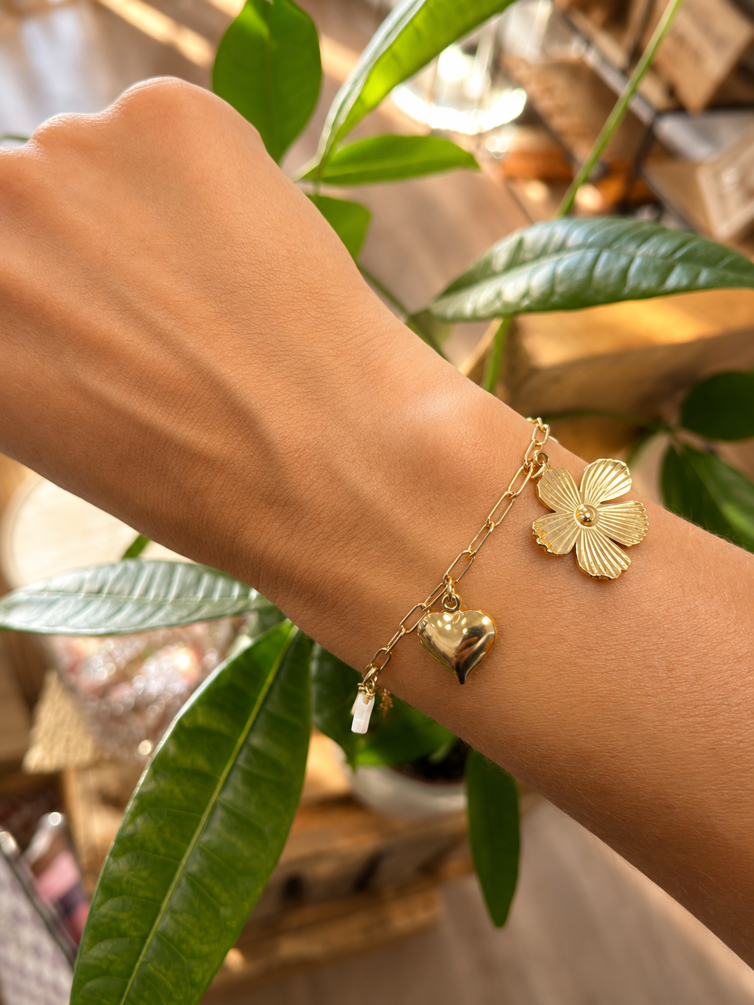 Bracelet Fleur Femme – Perle de Nacre & Acier Inoxydable Doré | Bracelet Élégant en Pierre Naturelle