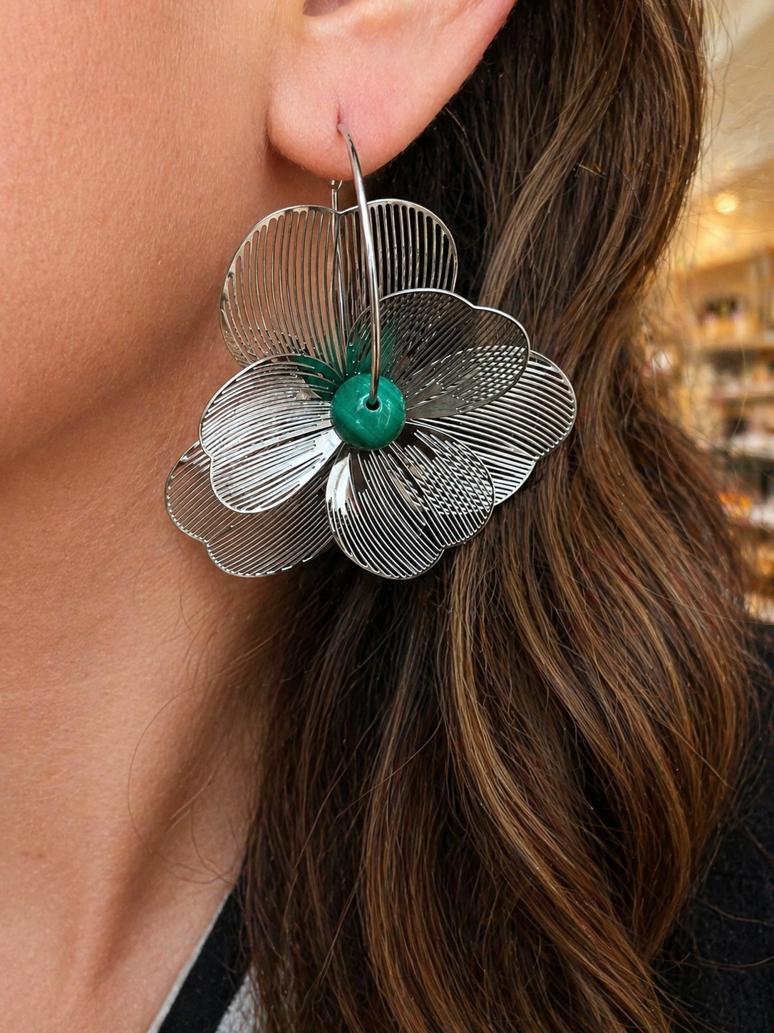 Boucles d’oreilles fleur en acier inoxydable argenté et malachite – bijoux durables et élégants