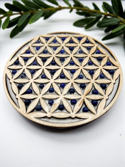 Fleur de Vie en Bois Sacré avec Lapis Lazuli – Lithothérapie & Énergie Vitale