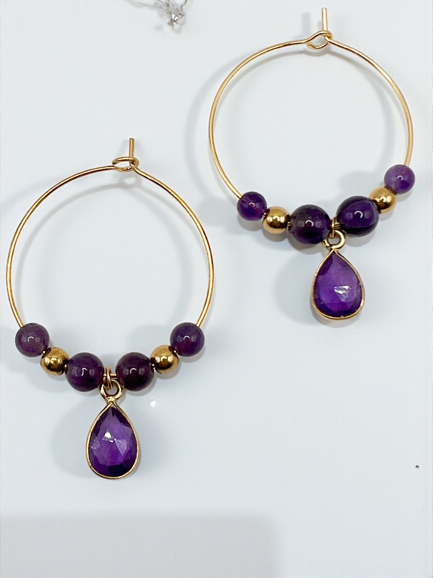 Créoles en Améthyste et Acier Doré – Sérénité, Protection & Élégance Naturelle | Bijou Lithothérapie Femme