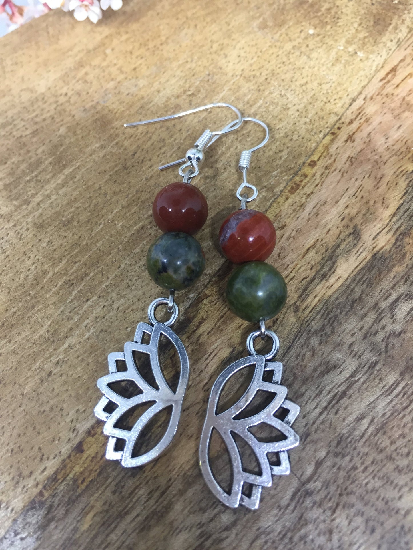 Boucles d'oreilles lotus en Jaspe Rouge et Unakite