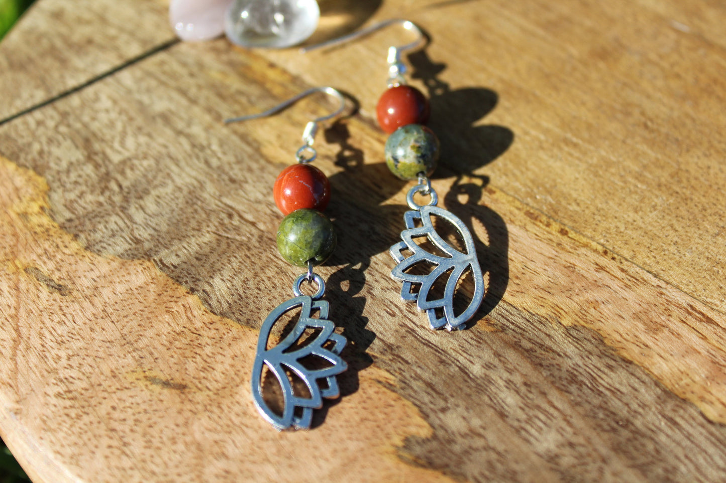 Boucles d'oreilles lotus en Jaspe Rouge et Unakite