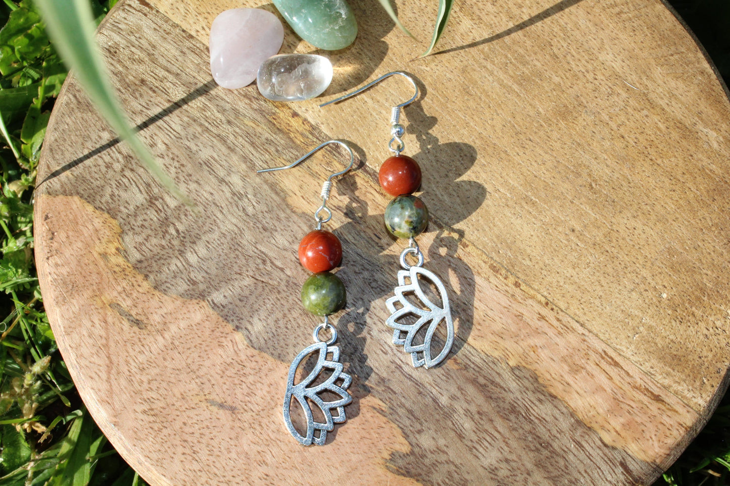 Boucles d'oreilles lotus en Jaspe Rouge et Unakite